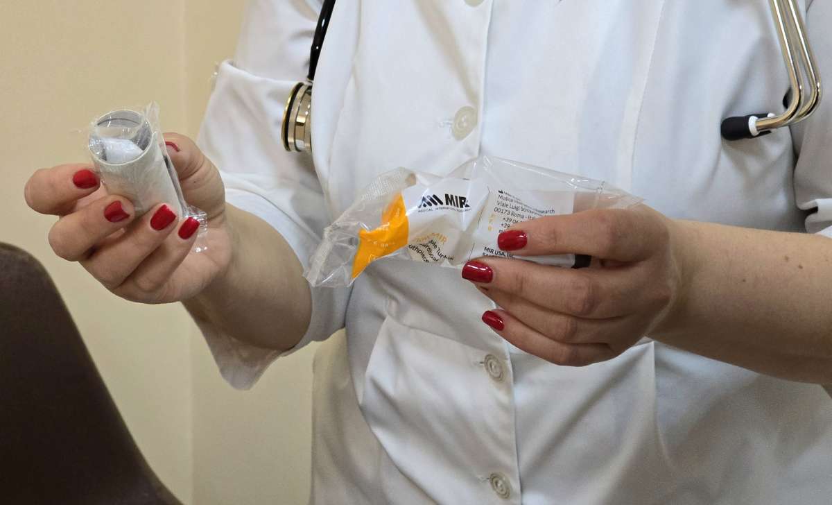 Обладнання для діагностики захворювань дихальних шляхів у дітей передали лікарні в Ужгороді