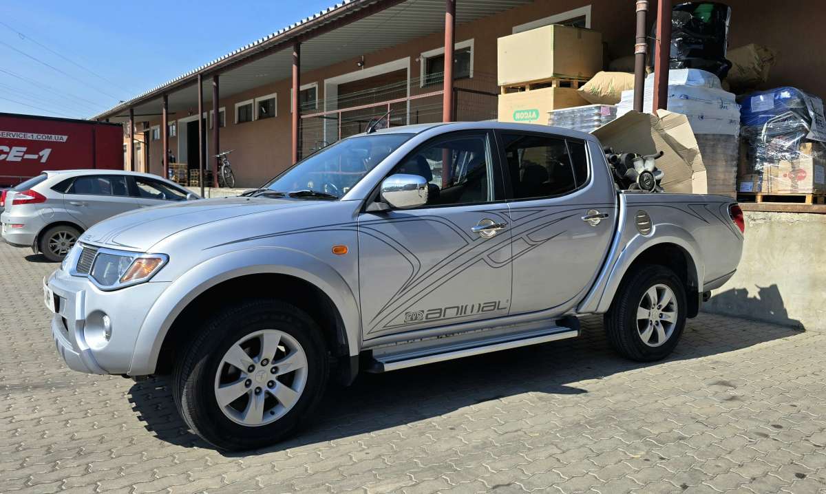 Автівки на посилення Захисників України