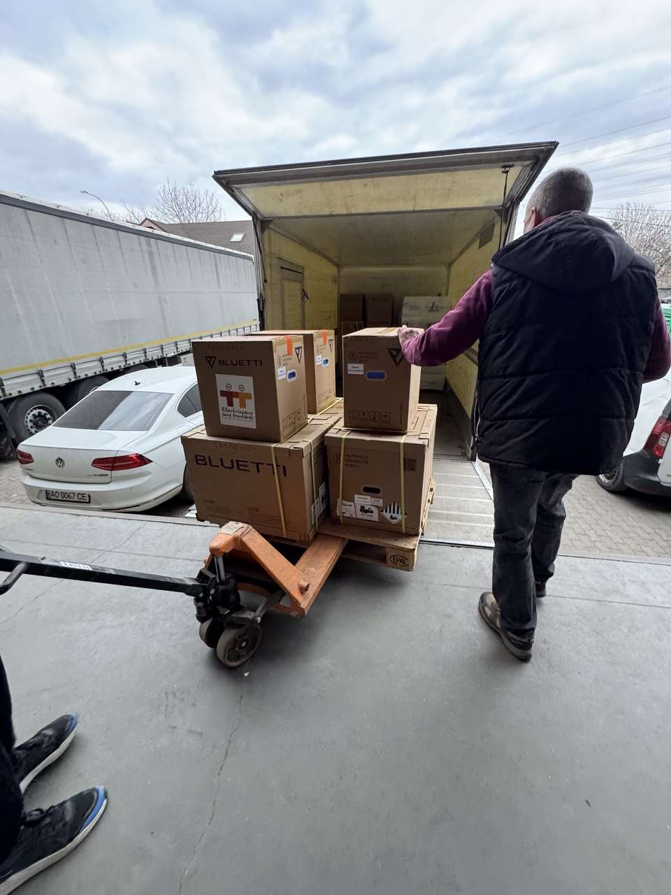 Понад два десятка зарядних станцій передали на потреби закладів охорони здоров’я у прифронтових областях